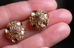 Vtg MCM Gold Tone FACETED PEACH RHINESTONE Domed Post Earrings PRONG SET 1950s