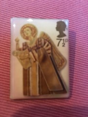 VINTAGE ANGEL STAMP PIN BROOCH GREAT BRITAIN UK ENGLAND 7 1/2 P ANGEL STAMP NICE