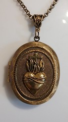 Antique Bronze Sacred Heart Locket Necklace Great Gift Family Mother Daughter