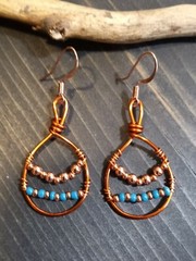 UNIQUE SMALL COPPER WIRE LOOP DESIGN/TURQUOISE SEED BEADS/ COPPER WIRE EARRINGS