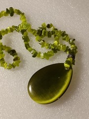 VTG 16″ Handcrafted Peridot Chip Gemstone Necklace W/ Tear Drop Shaped Pendant