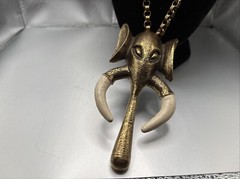 VINTAGE BRASS ELEPHANT PENDANT 2 5/16 X5 1/4″ NECKLACE 34″ SIGNED «OR» 267.5 GRA