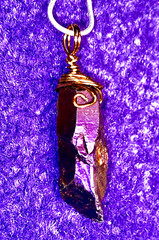 VINTAGE ANGEL AURORA AGATE PURPLE BLU STONE AMULET NECKLACE MADE IN THE USA✨OOAK