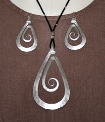ANTIJOYAS Handmade ART-2-WEAR Hammered Aluminum TCHAI EARRINGS Pear Shape GAP44