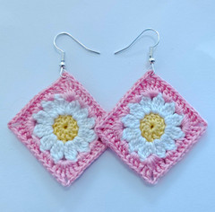 Crochet Daisy Earrings (Light Pink)