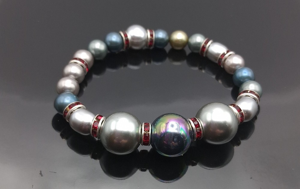 Enchanting South Sea Pearls Grays, Blues Red Accents Beaded Bracelet