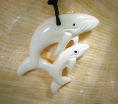 MASTER CARVED HAWAIIAN MOTHER & BABY HUMPBACK WHALES WATER BUFFALO BONE NECKLACE