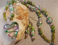 Glass necklace and Earrings Heart Pendant lot/Set green Pink bead 20 inch New