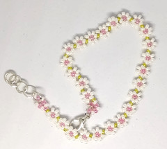 6 1/2-inch Pear White Daisy Bracelet. Handmade by Gabriela H