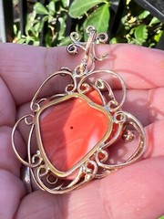 VINTAGE 14K YELLOW GOLD GENUINE CARVED CORAL & GREEN EMERALDS LION PENDANT ITALY