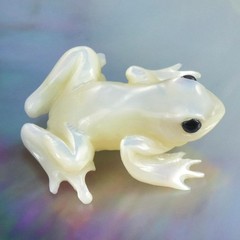 Frog Design White Mother-of-Pearl Shell Carving for Collection or Jewelry 5.23 g