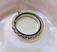 Stainless Steel Silver Carved Flower Waterproof Round Memory Floating Locket