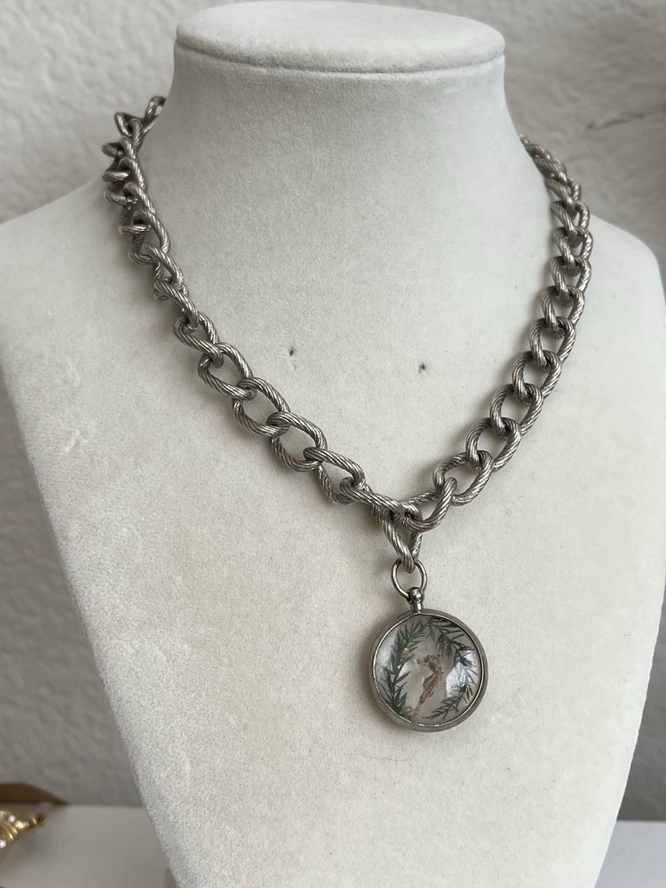 VTG Genuine Dried Seahorse Lucite Pendant Necklace on Silver Chunky chain W Tag