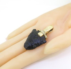 .Vintage 14ct Yellow Gold Handmade Black Obsidian Arrowhead Pendant 11.4g