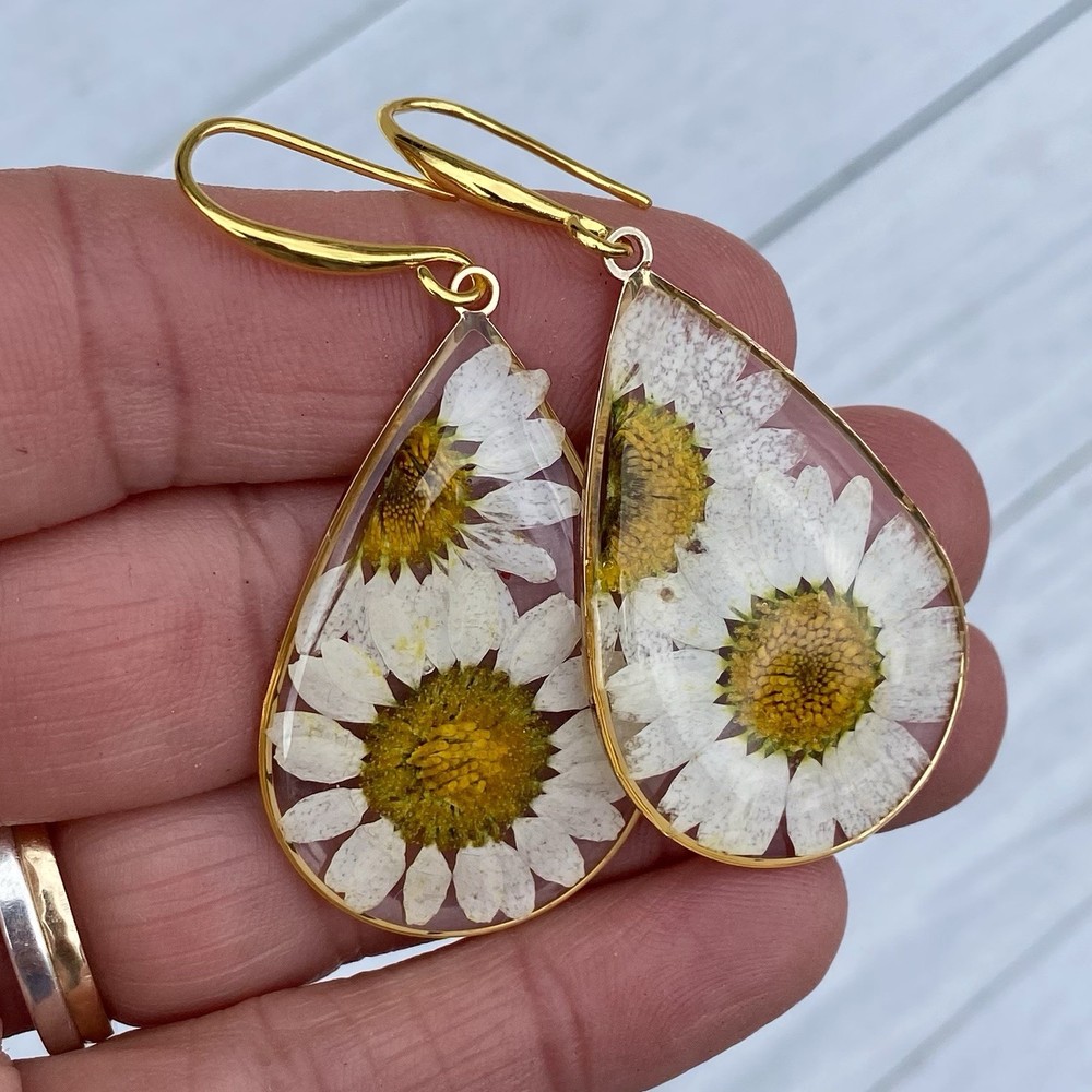 Min Favorit Pressed Daisy Flower In Epoxy Pendant & Gold Artisan Drop Earrings