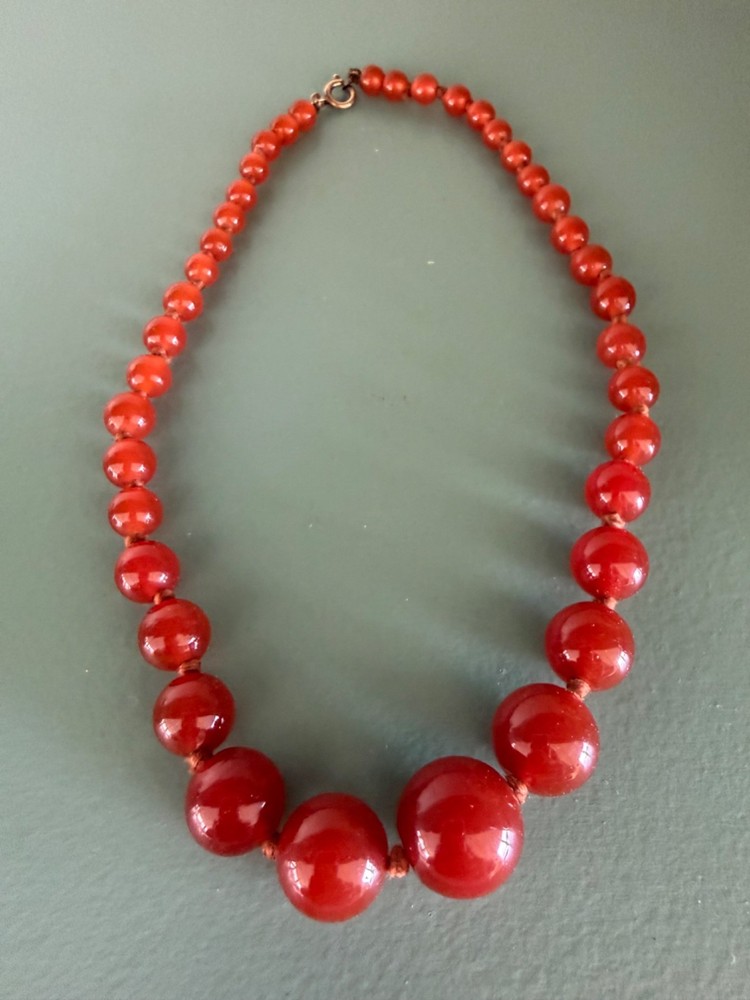 Lovely Vtg Graduated Carnelian Red Agate Bead 14″ Choker Necklace Hand Knotted.