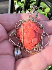 VINTAGE 14K YELLOW GOLD GENUINE CARVED CORAL & GREEN EMERALDS LION PENDANT ITALY