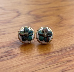 Beautiful Fashion Earrings Pierced Polymer Clay Flowers EUC Green & White