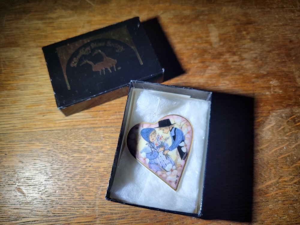 1998 P. Buckley Moss Society Apple Blossom Love Anna Perenna Pendant Brooch