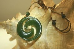 35MM MASTER CARVED NATURAL GREEN NEPHRITE JADE MAORI DOUBLE KORU ROUND NECKLACE