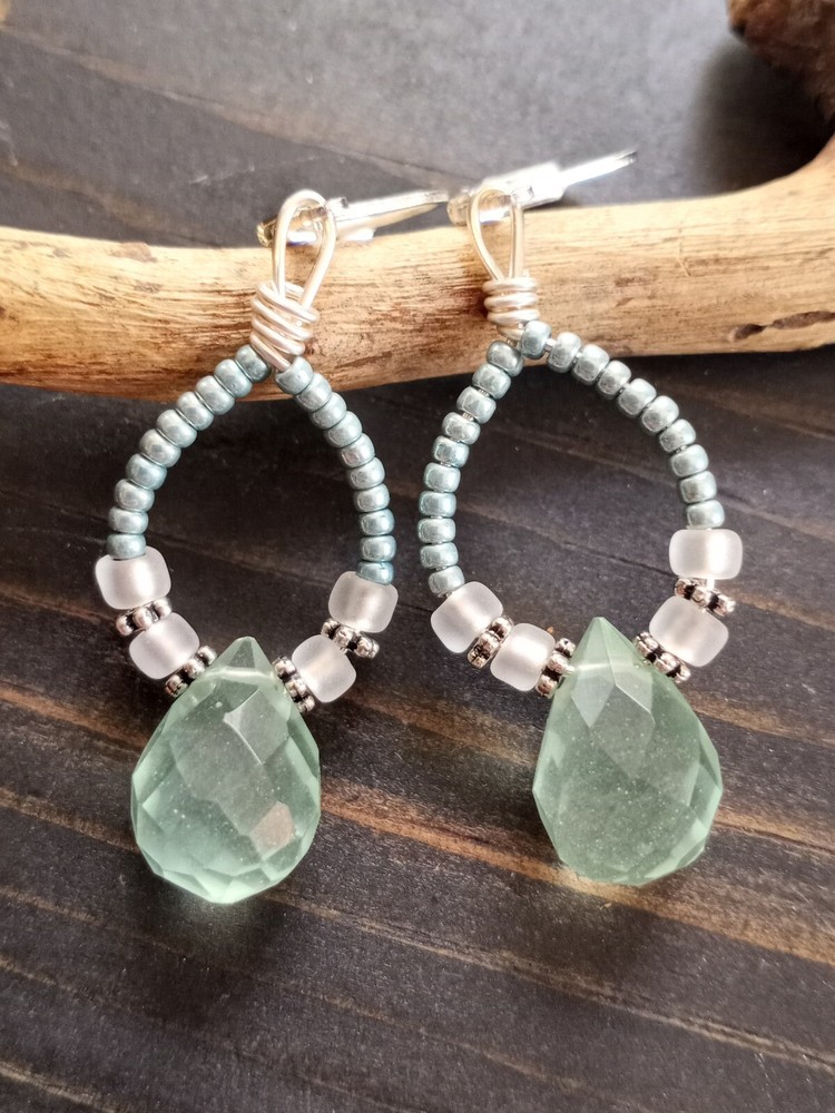 UNIQUE SM/M SILVER WIRE LOOP DESIGN/SEAFOAM CRYSTAL DROP/PEARL BEAD EARRINGS