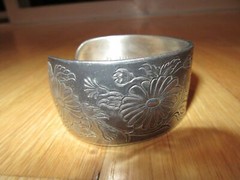 22Q/SALISBURY PEWTER CUFF/BANGLE/FLOWERS/SEPTEMBER!