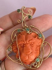 VINTAGE 14K YELLOW GOLD GENUINE CARVED CORAL & GREEN EMERALDS LION PENDANT ITALY