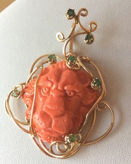 VINTAGE 14K YELLOW GOLD GENUINE CARVED CORAL & GREEN EMERALDS LION PENDANT ITALY