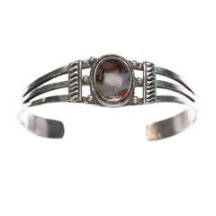 6.375″ 30’s-40’s Native American sterling silver and agate cuff bracelet