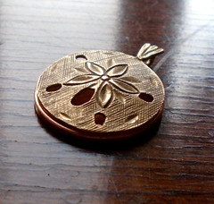Vintage SAND DOLLAR 14 KARAT YELLOW GOLD PENDANT