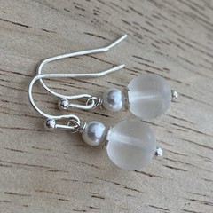 Min Favorit Clear Frost Sea Glass, White Freshwater Pearl & Silver Earrings