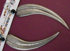 MADE IN USA BY T. BURKE DESIGNS «LONG LEAF DESIGN PIERCED EARRING IN SILVER TONE
