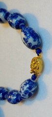 VINTAGE HAND KNOTTED ( ART GLASS ) BEADED NECKLACE ( 1/2 in DIA BEADS ) 28″