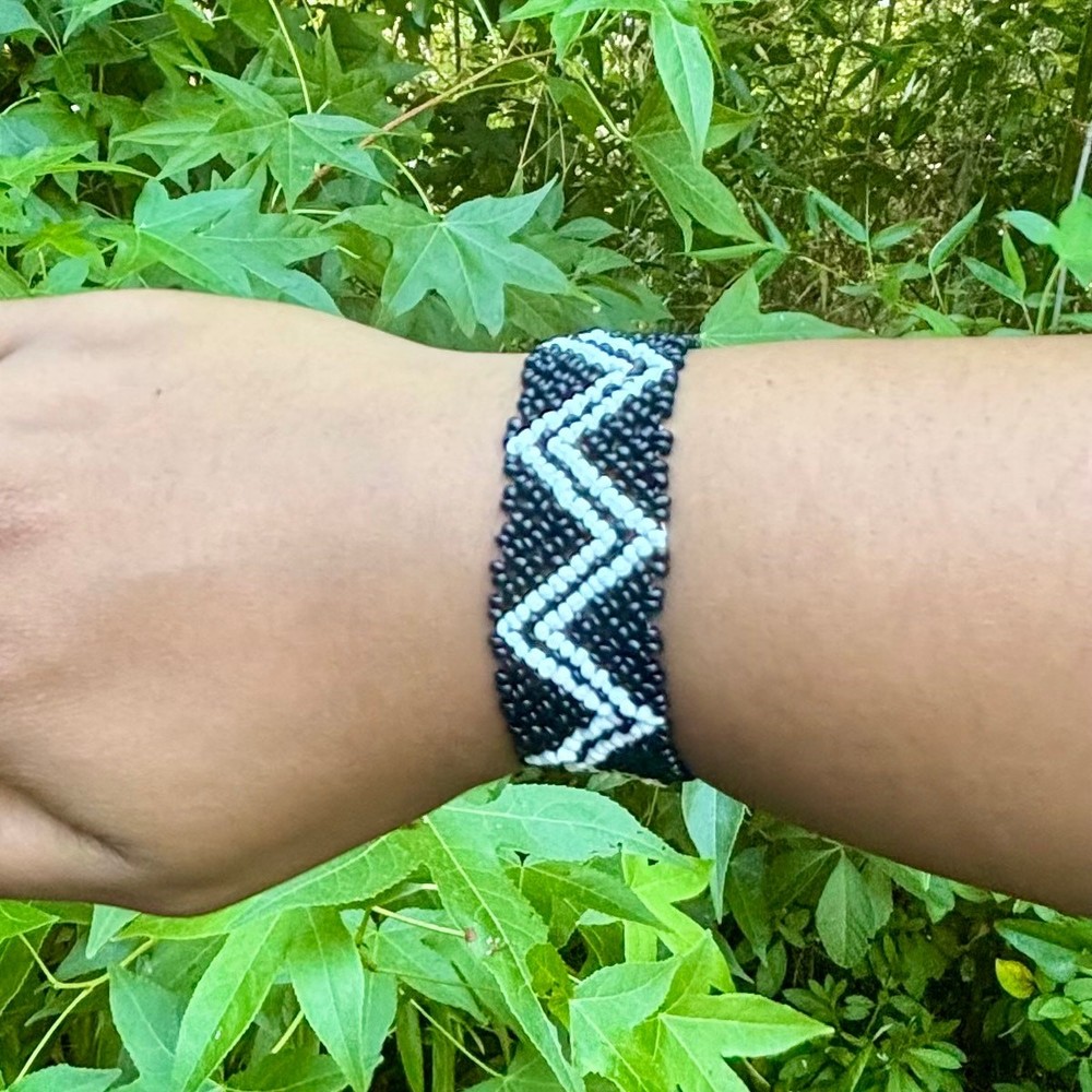 Vintage Black and White Zig-zag Pattern Seed Bead Stretch Bracelet