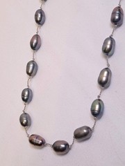 NWT Peyote Bird Iridescent Silver/Gray Freshwater Pearls Yarn Necklace 16.5″
