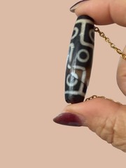654: A Genuine Authentic Agate Carved 9-eye Dzi Bead Necklace