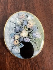 P. Buckley Moss Society 15th Ann 2002 Vase Pink Flowers Oval Pendant Brooch Pin