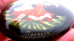 RUSSIAN HAND PAINTED BLACK LACQUER ENAMEL BROOCH w LADY & GENT ~ SIGNED