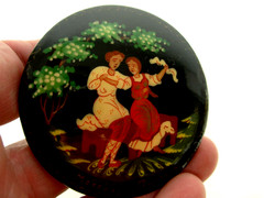 RUSSIAN HAND PAINTED BLACK LACQUER ENAMEL BROOCH w LADY & GENT ~ SIGNED
