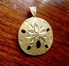 Vintage SAND DOLLAR 14 KARAT YELLOW GOLD PENDANT