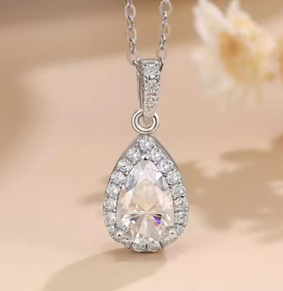 Lovely 4.00 Ct Certified White Diamond Pendant, Tariffs FREE & matching Studs.