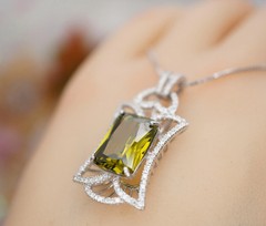 9 CT Large Peridot Necklace – Gemstone Royal Flower Pendant – 18kgp @ Sterling