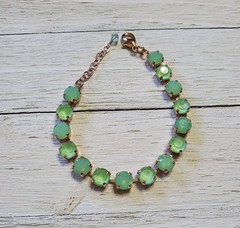 CB1 TheSparkledShell – Mint Macaron – Crystal 8mm Cup Chain Bracelet