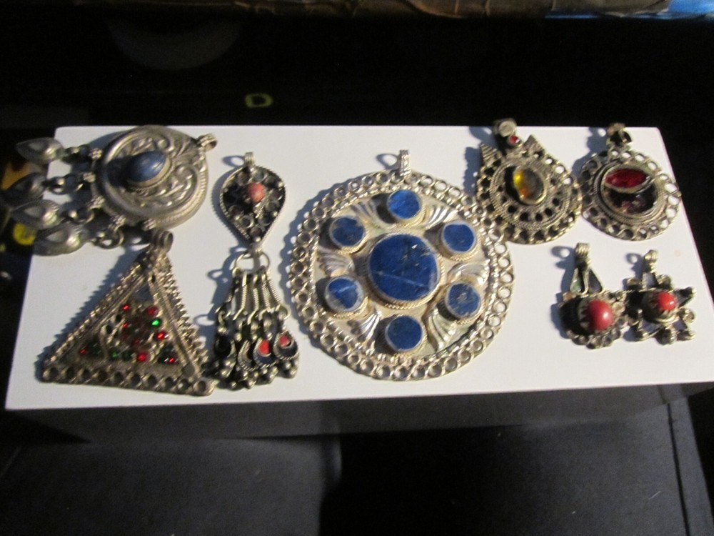LOT OF 8 ARTISAN HANDCRAFTED PENDANTS VARIOUS DESIGNS ENAMEL & STONE – BBA-33E