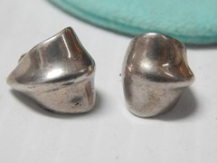 RARE TO FIND VINTAGE TIFFANY STERLING SILVER ABSTRACT LEAF EARRINGS + POUCH