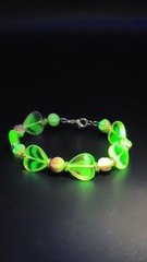 Uranium Czech pink heart glass beads on silver tone wire bangle with clasp 7″