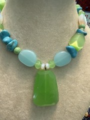 16” SUMMER SHADES OF GREEN &BLUE GLASS W/PENDANT NECKLACE -COSTUME JEWELRY