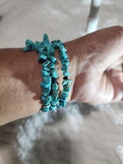 Handmade Boho Turquoise-Style Chip Memory Wire Wrap Bracelet – Multi-Row Stack