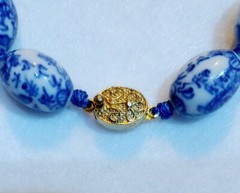VINTAGE HAND KNOTTED ( ART GLASS ) BEADED NECKLACE ( 1/2 in DIA BEADS ) 28″
