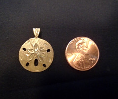 Vintage SAND DOLLAR 14 KARAT YELLOW GOLD PENDANT